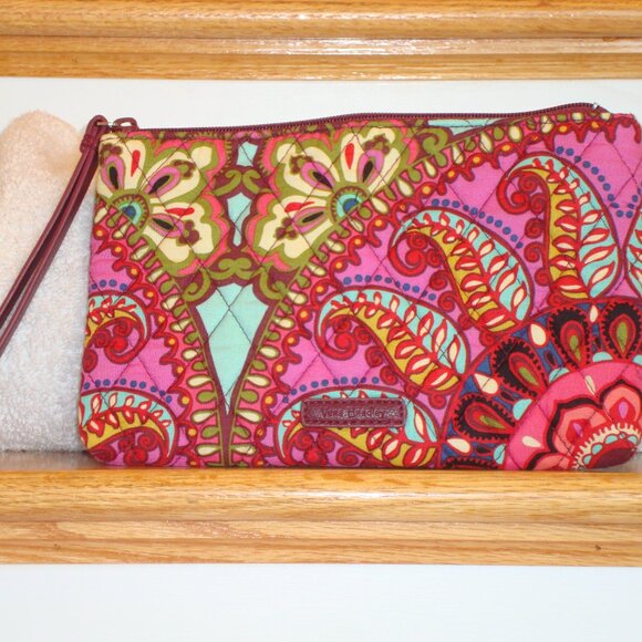 VERA BRADLEY RESORT MEDALLION ESCAPADE WRISTLET 23741-D15 Card Slots NWOT $38 - Picture 1 of 7